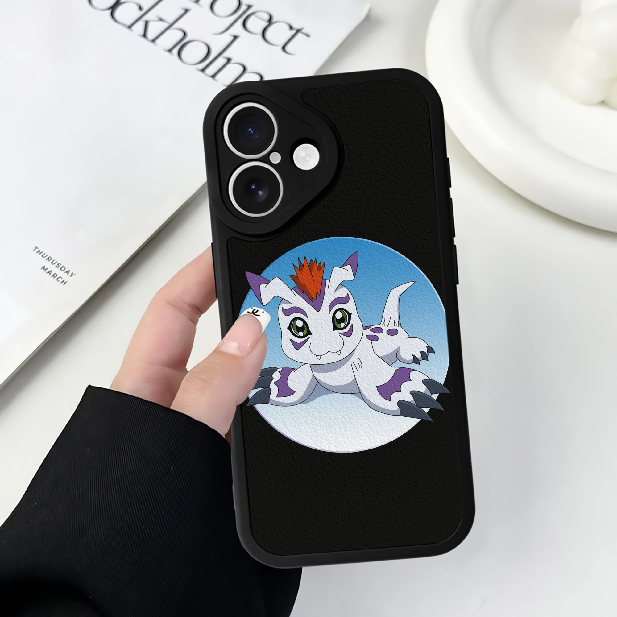 （画像用） Digimon デジタルモンスター/デジモン 【iPhone 16シリーズ対応】シリコンスマホケース（レザー調） 材質：シリコン
